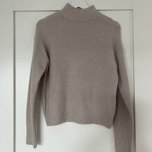 Stickad tröja - Beige stickad tröja från bershka, använd men fint skick. Storlek xs. Säljer för 200kr