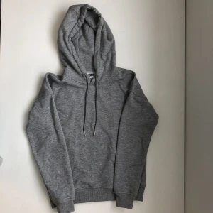 Grå hoodie - Grå hoodie från Urban Classics. Normal passform. Nyskick. Nypris 459 kr.