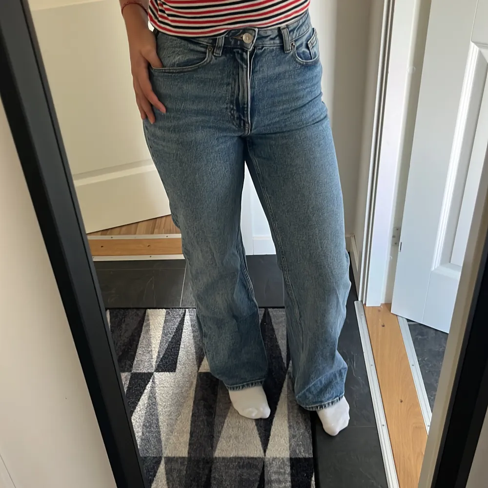 ONLY jeans i storlek 26/32, medelhög midja. Är 170 lång och de passar mig perfekt i längden. Säljer pga för små.. Jeans & Byxor.