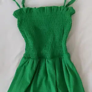 Fin grön klänning. Jag brukar vika in banden så att den blir strapless o den sitter på jätte fint 