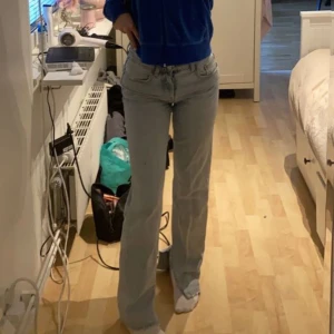 Zara jeans lågmidjade - Säljer nu mina lågmidjade jeans med en slits nere vid benet från zara i strl 34 men passar även strl 36. Då dom inte passar mig längre o knappt kommer till användning . Säljer för 150kr. Pris kan diskuteras också.