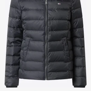 Tommy Jeans Vinterjacka i Svart, stlk S - Inköpt på nätet för ca 2500 kr till min dotter inför fjolårets höst men har endast hängt i garderoben. Jackan är alltså ny/oanvänd, finns fortfarande att köpa i div butiker. Vid intresse skickar jag bild på jackan om så önskas.