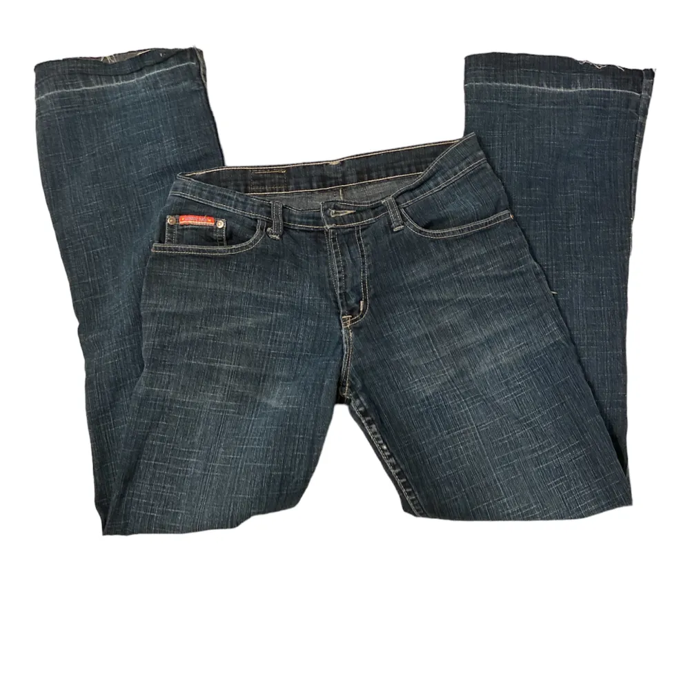 vintage bootcut jeans med en söt detalj på bakfickan.   Innerbenslängd: 74,5 cm Midjemått runtom: 77cm. Jeans & Byxor.