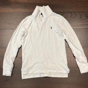 Långarmad Ralph lauren tröja  - Säljer denna för att den är för liten. Skicket är 8,5/10 med inga defekter. Storleken är 14-16 år