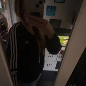 Adidas skaljacka  - Svart skaljacka adidas, inte andvänd så mycket och är lite kort i ärmarna på mig som är typ 172..hör av er om ni har fler frågor💕💕pris kan alltid diskuteras vid snabb affär!