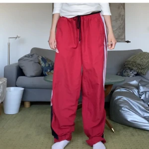 Mjukisbyxor - Säljer dessa coola byxor köpa på plick, bilden e lånad. Älskar dom men kommer inte till använding, jag har bara haft dom en gång💗 kontakta innan köp