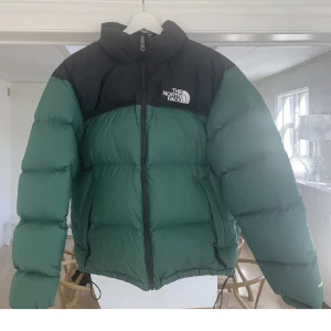 Grön the north face jacka  - Köpte på plick men i väldigt bra skick!! Storlek S herr men sitter som en M dam! De är bara att höra av sig om fler bilder eller frågor. Köparen står för frakt 📦 