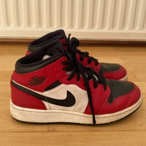 Jordan - Säljer mina älskade jordans för de inte riktigt är min stil❤️ jätte bra skick!! Stl 37,5❤️