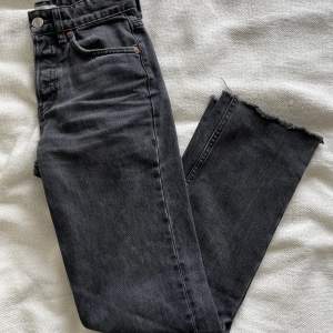 Säljer dessa ZARA jeansen. De är i storlek 32 men är avklippta i längden men de passar mig som är runt 160 cm. Jeansen har använts några gånger men är ändå i bra skick.