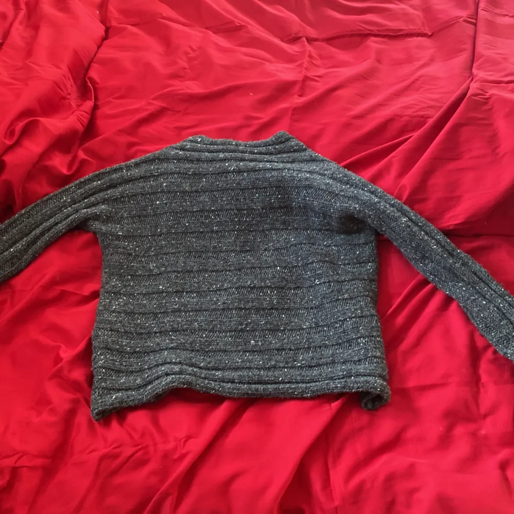 En stickad tröja från nygårdsanna i storlek m dam. Mammas tröja lite äldre men nästan aldrig använd mer eller mindre ny skick  . Stickat.