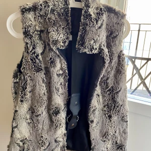 Väst (skärp medföljer)  - Supercool. Fint skick. 