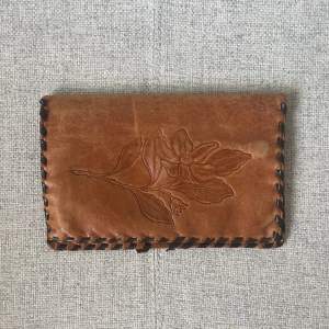 Vintage plånbok i brunt läder som inte används, frakt tillkommer på 24kr 🤍