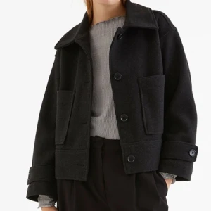 Oanvänd kappa från kappahl storlek S - Kappan är aldrig använd. Säljer för att jag glömde att returnera den innan sista returdag. Etikett sitter kvar.  Storlek S. För mer bilder se länk: https://www.kappahl.com/sv-SE/dam/ytterklader/korta-jackor/croppad-jacka/258293/