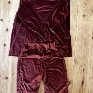 Två delad  - Två delad outfit, likande sammet. 