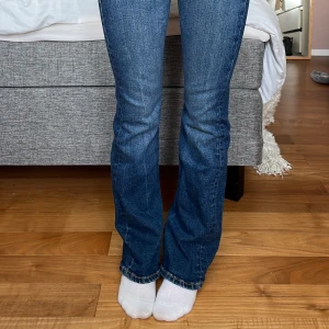 Utsvängda jeans  - Jag säljer dessa skit snygga byxor då det inte längre kommit till användning. 🙏🏼
