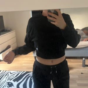 Tjock träningströja - En tjockare träningströjan från ICIW med resor band i ryggen.