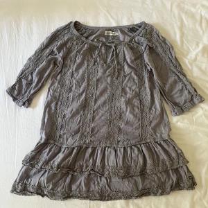 Klänning - Snygg klänning med spets och volanger. Har även en knytning i halsringningen💗