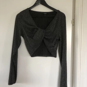 Svartglittrig topp från monki - Glittrig svart topp från monki! Perfekt till nyår🖤 storlek L, men mer som en M