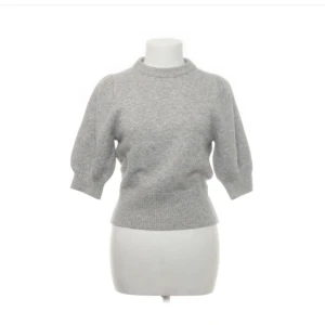 Stickad t- shirt - Stickad t-shirt från hm, köpt på Sellpy nyskick. Själv aldrig använt💗