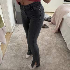 Superfina Zara jeans med slit. Passar 32-34, sitter väldigt bra och bekvämt💕