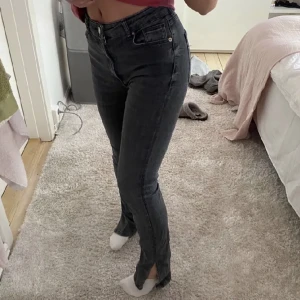 Zara Jeans - Superfina Zara jeans med slit. Passar 32-34, sitter väldigt bra och bekvämt💕