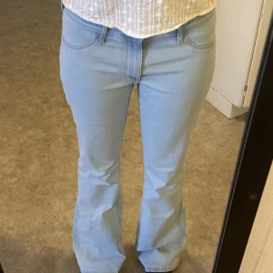 Lågmidjade jeans - Säljer dom här snygga jeansen eftersom det inte kommer till någon användning, använd 1 gång. skriv om ni har några frågor annars tryck bara på ”köp nu” 