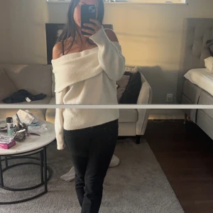 Stickad tröja - Axellös stickad tröja från hm för 500 säljer den för 200+frakt den är i mycket bra skick 