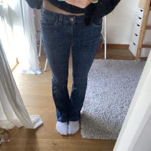 Bootcut jeans med medelhög midja💕💕 byxorna är insydda så är perfekt om du är kortare🥰💕