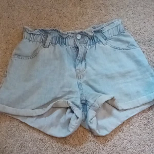 Jeans shorts  - Fina jeansshorts från Lindex. Dom har två knappar. Är mycket använda men ser nya ut. Mjuka och inte så tjockt tyg 