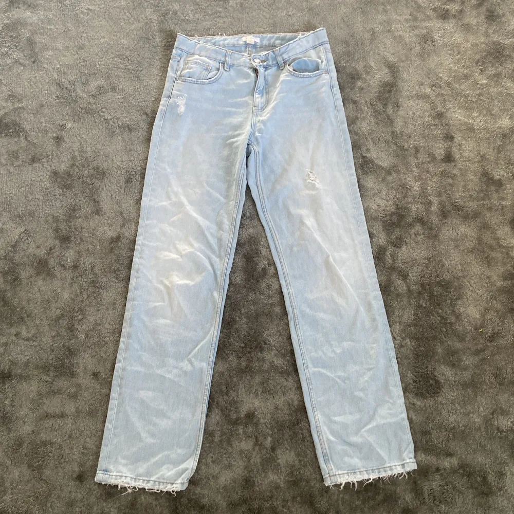 Supersnygga ljusblåa jeans. Modell: midwaist straight legs. Använda fåtal gånger, som nya! Ny pris 299kr🥰. Jeans & Byxor.