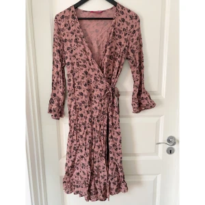 Klänning med fin passform ⏳ - En fin klänning i mörkrosa, med knytning runt midjan vilket ger en väldigt fin passform! 🌺
