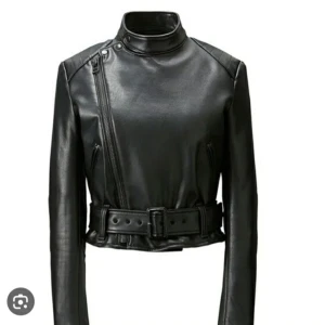 🔥Rare! 🔥Bikerjacka stl L Carine Roitfeld/Uniqlo - Sjukt snygg clean design på denna bikerjacka. Väldigt bra kvalitet. Fuskskinn. Toppskick och inte mkt använd. Enda skavanken är att skärpet kommit bort  Perfekt nu till hösten. Säljs pga används för lite  Dyr att köpa där det går
