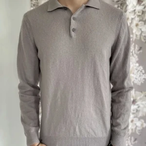 Massimo dutti långärmad piké - Massimo dutti långarmad piké i 100% bomull, storlek M men passar S. 182cm på bilden.