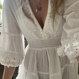 Drömmig vit klänning som är köpt i Italien. Fler bilder eller info vid intresse🤍