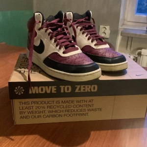Nike mid court vision  - Hela och rena. I original kartong. Färg dark beatroot. Pris kan diskuteras!
