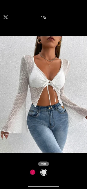 Sommarblus - Vit fin seethru blus. Från SHEIN, knappt använd. M sitter som S. Köparen står för frakten😊😊