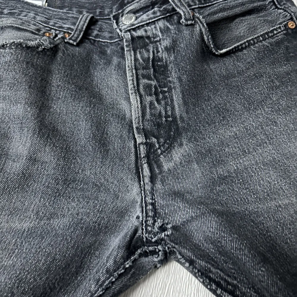 Säjer nu mina jeans då jag har hittat ett part nya favorit jeans och ej har användning av dessa, sjukt snygg färg och i bra skick förutom ett hål som syns på bild 3 ingen som syns med byxorna på. Jeans & Byxor.