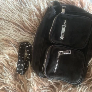 Noella väska  - Svart Noella väska i mellan modellen, helt fel fri💕