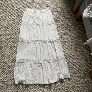 Vit långkjol  - Söt kjol som inte kommer till användning🌸