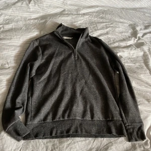 Suit supply half zip - Skick 10/10 Strl S passar XS Färg mörkgrå  Ny pris 1999kr