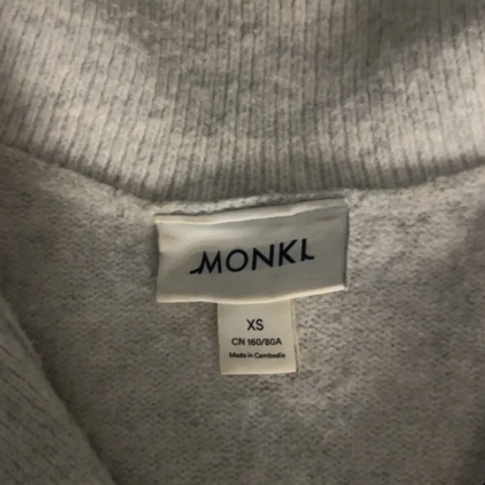 Hej! Jag säljer denna fina stickade Monki tröja i fint skick. Ljus grå. Storlek XS men passar S-M med. Köparen står för frakten, Swish!💕. Stickat.