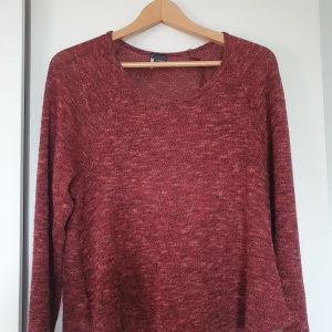 Roströd stickad tröja - Stickad, röd tröja i skönt material. 