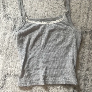 Grått linne - Grått linne med spets från Brandy Melville, aldrig använt! använd köp nu <3