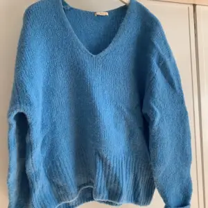 Mysig blå stickad tröja som jag köpt secondhand men är ifrån H&M. Bra skick. Säljer pga är för liten. Varm och perfekt nu till höst/vintern. Pris kan diskuteras 😊