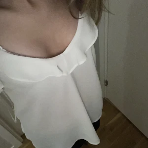 Volang blus/linne - Jättefint linne från zara som är helt oanvänt. Säljes då jag köpte fel storlek, det är storlek S. Slutsåld i butik. Köptes för 330kr och säljes för 250kr, priset är diskuterbart. 