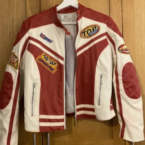 🏍️jacka - Så cool jacka! Den är i bra skick men den är använd🥰står att jackan är i m men skulle säga att det är en S