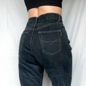 Momjeans från Discipline - Momjeans från Discipline i strl 29/30, men sitter fint på mig som brukar ha storlek 36/38 i byxor. Färgen är grå/svart. Så snygga!! 