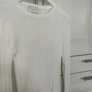 Neo Noir knit  - Vit supersöt knit från Neo Noir! Använd ett par gånger med är i bra skick!