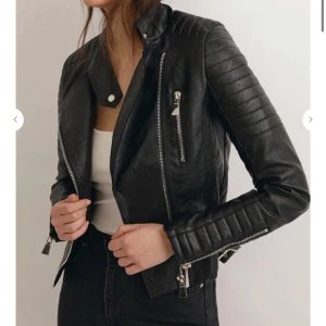 Skinn jacka - Säljer min skinn jacka från chiquelle då den inte kommer till användning, nypris 800 säljer för 200. Inga skador eller så☺️Storlek 38 men den är liten i storleken så den passar även 36&34