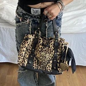 Juicy couture väska - Säljer min kära leo-juicy😭😭😭 får precis plats med min 13” dator, och har en rosett och hjärtformad spegel💋dock sliten på undersidan som man ser i tredje bilden. Plsss ge henne ett nytt hem där hon kommer användas💖💖💖💖💖💅💅💅